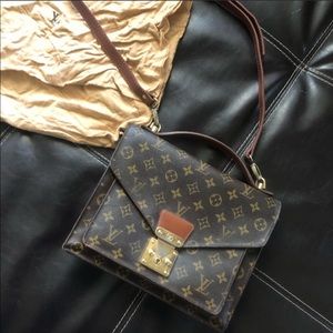 MORE PHOTOS of Louis Vuitton Monceau